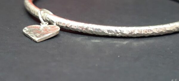 Hammered bangle with a heart - Image 2