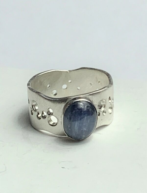 Contemporary Kyanite single stone cabochon ring - Image 2