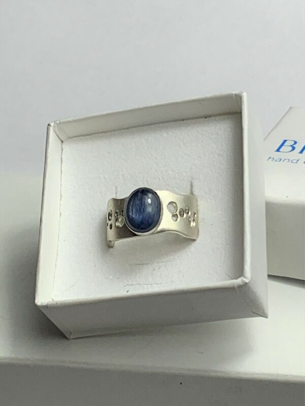 Contemporary Kyanite single stone cabochon ring - Image 3