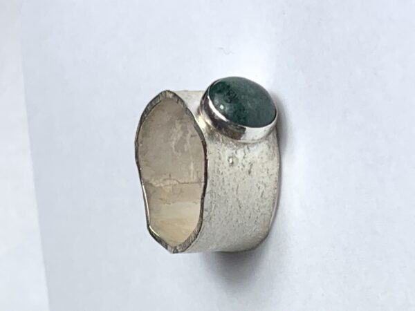 Contemporary Moss Agate single stone cabochon ring - Image 3