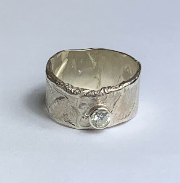 Contemporary single stone ring - Image 3