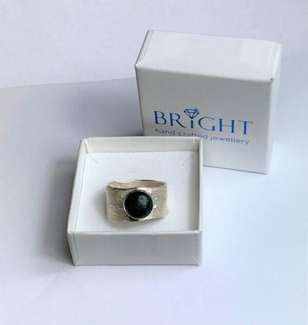 Contemporary Moss Agate single stone cabochon ring - Image 2