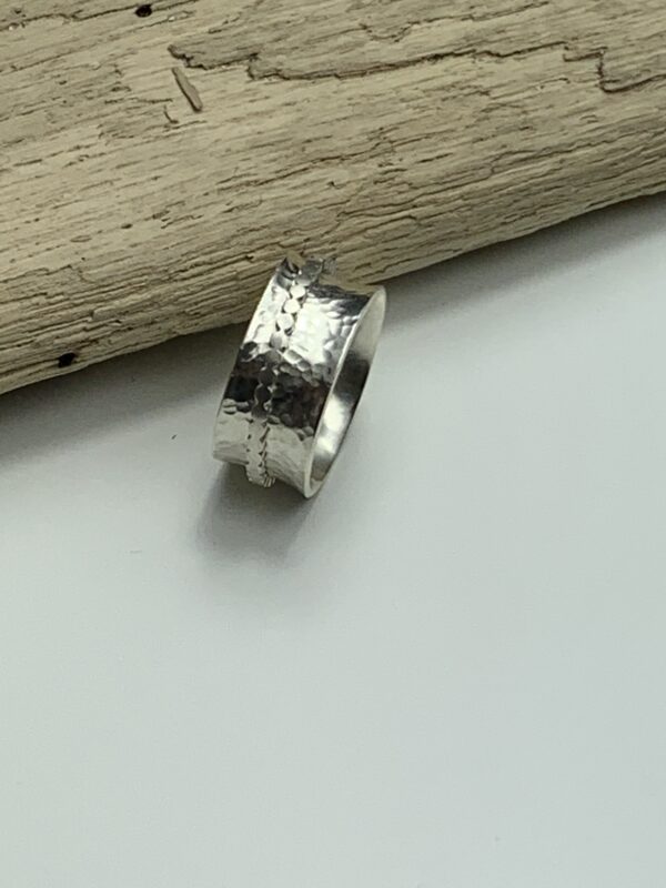 Wide spinner ring hammered finish - Image 3