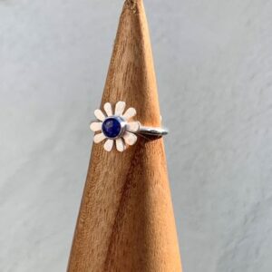 A Daisy ring with Lapis Lazuli