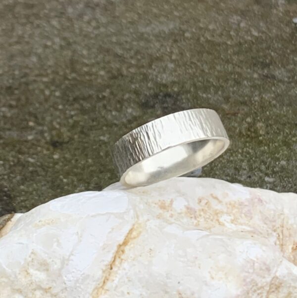 Bark effect patterned silver band ring - Image 4