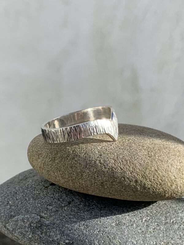 V shape patterned silver band ring - Image 3