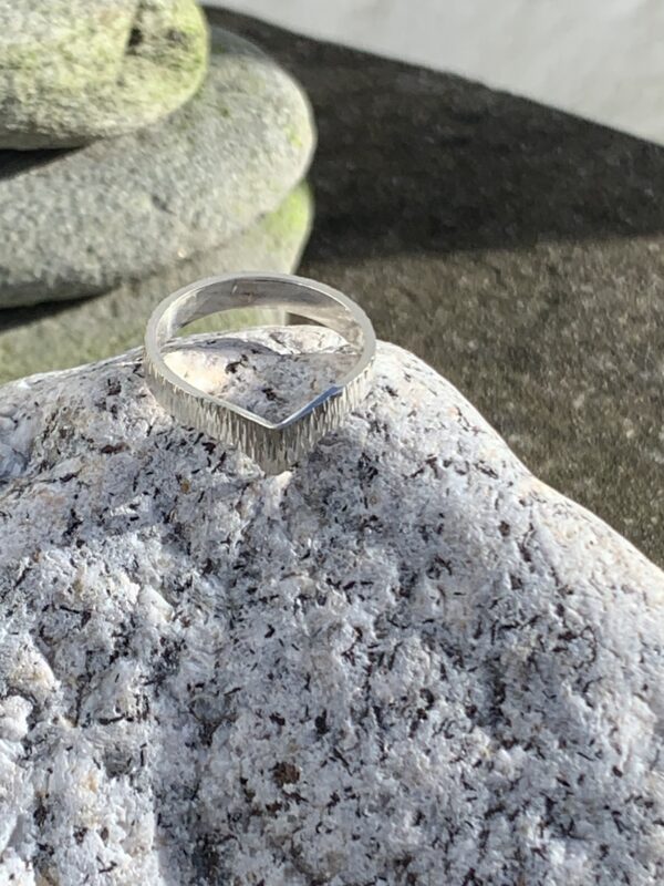 V shape patterned silver band ring - Image 4