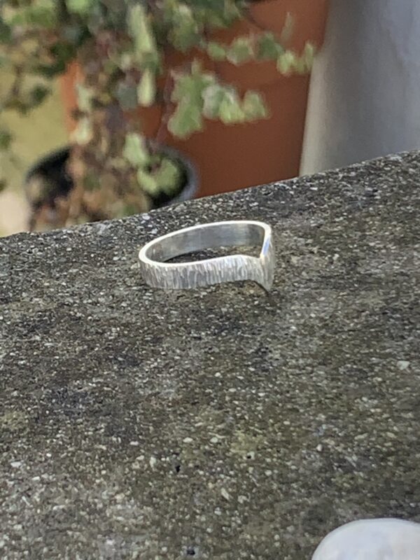 V shape patterned silver band ring