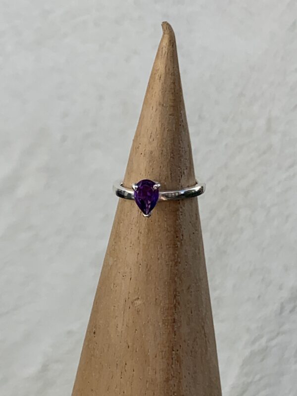 Amethyst teardrop single stone ring - Image 2