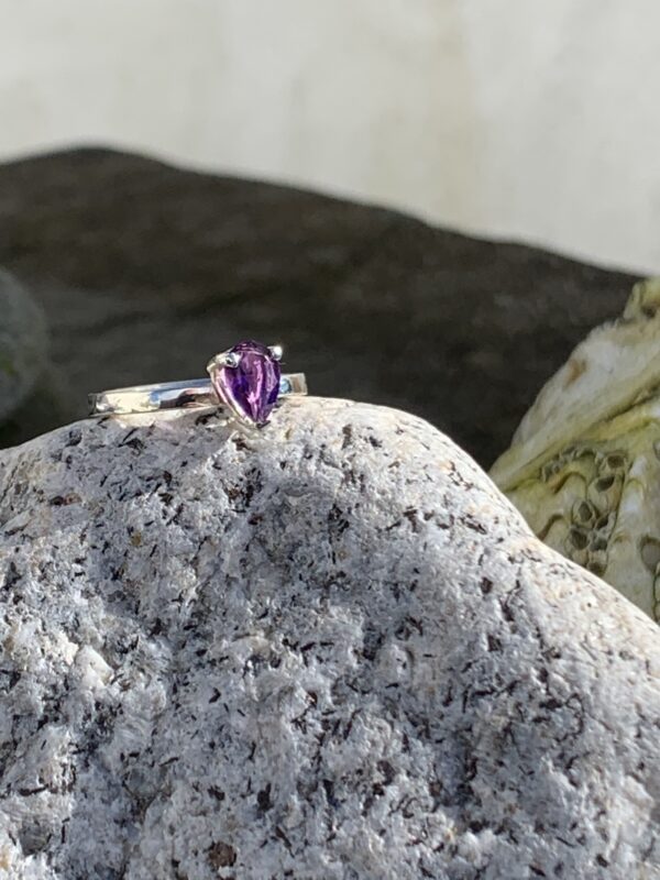 Amethyst teardrop single stone ring - Image 3