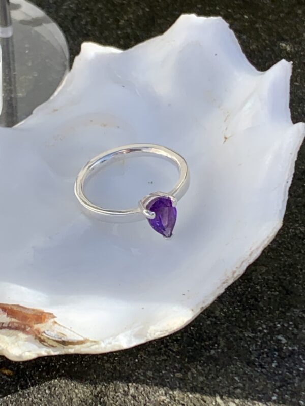 Amethyst teardrop single stone ring - Image 4